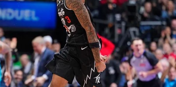 绿凯拒23分逆转！布朗30+8全队第一，湖人旧将30+4尽力，怀特27+5