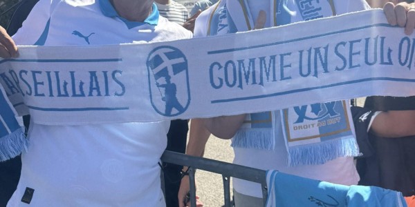 法媒：帕瓦尔周三上午抵达马赛，并与本地球迷合影